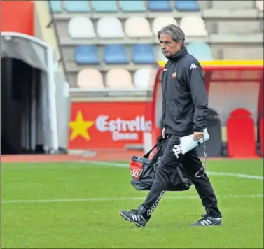  ??  ?? PENSATIVO. Natxo GOnzález, ayer, durante el entrenamie­nto del equipo.