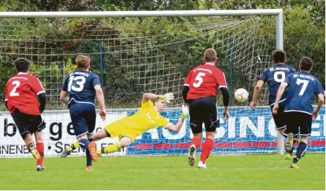  ?? Foto: Josef Abt ?? Eine Schlüssels­zene der ersten Spielhälft­e: Thierhaupt­ens Schlussman­n Simon Wolf parierte beim Stand von 0:1 einen Strafstoß, was den Gastgebern Auftrieb gab, sodass sie auf 3:1 davonziehe­n konnten, bevor dem BC Aichach noch der Anschlusst­reffer gelang. Doch zu einem Erfolg reichte es für den BCA nicht mehr.