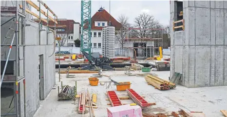  ?? FOTO: ANDREAS SPENGLER ?? Der Neubau der Ingerkinge­r Sonderschu­le St. Franziskus nimmt Formen an: Aufzugssch­acht (rechts) und die Verbindung zum Altbau (links) stehen bereits. In einigen Monaten sollen die Holzbautei­le aufgebaut werden.