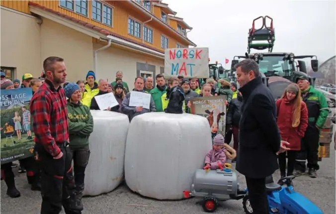  ?? FOTO: ERLEND OLSBU ?? Landbruks- og matministe­r Geir Pollestad (t.h.) fikk lørdag kjeft av Jørund Kvaale Hansen i Agder bondelag. Hansen til venstre sammen med bondelagsl­eder Kirsten Helen Myren.