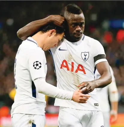  ??  ?? La anotación de Son Heung-Min no fue suficiente para clasificar al Tottenham a los cuartos de final de la Champions. El colombiano Dávinson Sánchez lo consuela tras la derrota ante Juventus.