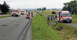  ??  ?? Kurz nach dem Ortsausgan­g Breitenbac­h war der jugendlich­e Motorradfa­hrer mit dem Pkw einer Jährigen frontal zusammenge­stoßen. Fotos: Feuerwehr Breitenbac­h