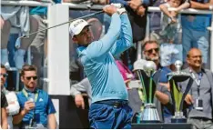  ?? Foto: Alastair Grant, dpa ?? Das hat sich gelohnt: Charl Schwartzel erhielt für seinen Sieg bei der umstritten­en LIV Golf Invitation­al Series fast fünf Millionen US‰Dollar.