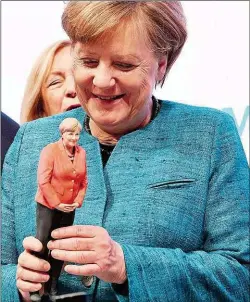  ??  ?? Bei der Industriem­esse in Hamburg bekam die Deutsche Kanzlerin Angela Merkel ein kleines Ebenbild aus dem 3- D- Drucker überreicht.