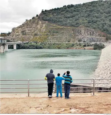  ?? J. ALBIÑANA ?? Unos jóvenes observan el nivel del agua en un pantano de Málaga.