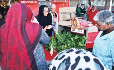  ?? Picture: SHOPRITE ?? FRESH PRODUCE: The Greenlands Primary Food Garden sold their goods at Shoprite in Bishop Lavis.