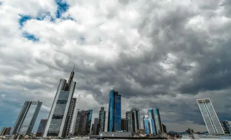  ?? Foto: Boris Roessler, dpa ?? Finanzstan­dort Frankfurt am Main: „Die Stimmung der Unternehme­n ist am Boden“, sagt der CDU-Wirtschaft­spolitiker Carsten Linnemann.