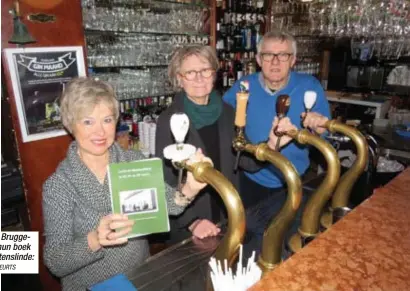  ?? Foto JOHNNY GEURTS ?? Jeannine Vanherle, Katrien Bruggeman en Lambert Loix met hun boek in het laatste café van Martenslin­de: de Gouden Tak.