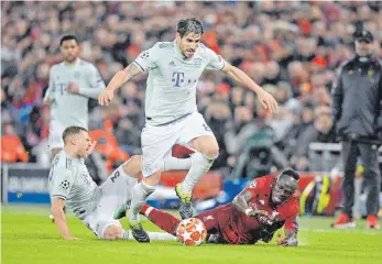  ?? FOTO:IMAGO ?? Javi Martínez, der sich hier in Hinspiel in Liverpool gegen Sadio Mané durchsetzt, könnte nach Ansicht von Christian Ziege der entscheide­nde Mann für den FC Bayern im Rückspiel werden.