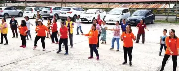  ??  ?? Participan­ts and organisers performing mass aerobic exercise.