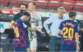  ?? FOTO: MANEL MONTILLA ?? Messi y Setién, en la pausa de hidratació­n en el reciente Barça-atlético