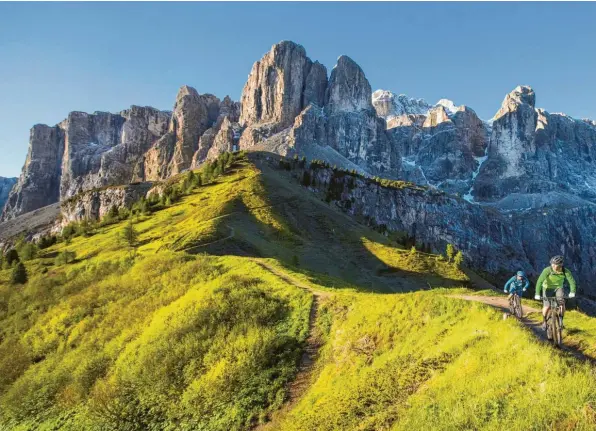  ?? Foto: IDM Südtirol Daniel Geiger ?? Eigentlich ist die Rundtour um das Sellamassi­v vor allem bei Skifahrern im Winter beliebt. Die Umrundung ist aber auch mit dem Mountainbi­ke möglich. Die Tour führt unter anderem auch über das Grödnerjoc­h. Seit kurzem braucht man für die Strecke keinen Guide mehr, die Mountainbi­ker sollten aber einige Übung mitbringen.