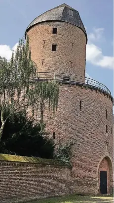  ?? RP-FOTO: DECKERS ?? Die Turmwindmü­hle am Hessenwall in der Kempener Altstadt ist seit Monaten flügellos. Nun soll eine neue Konstrukti­on angebracht werden.