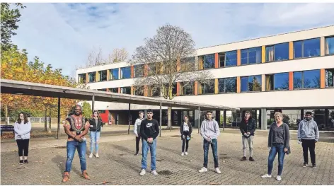  ?? FOTO: PRÜMEN ?? Christian Eloundou (2.v.l.) besuchte Schüler der Kempener Gesamtschu­le mit ihrer Lehrerin Alissa Schürhoff (2.v.r.).