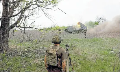  ?? AnAtolii StEPAnoV/AFP ?? Fuego de artillería ucraniana, ayer, en Kupyansk, región de Kharkiv