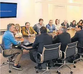  ?? (TÉLAM) ?? Con los socios. El Presidente estuvo al tanto de la masiva concentrac­ión opositora. Cerró el día reunido con autoridade­s del radicalism­o.