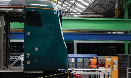 Struggling train maker Alstom plans to cut debt with €1bn rights issue ...