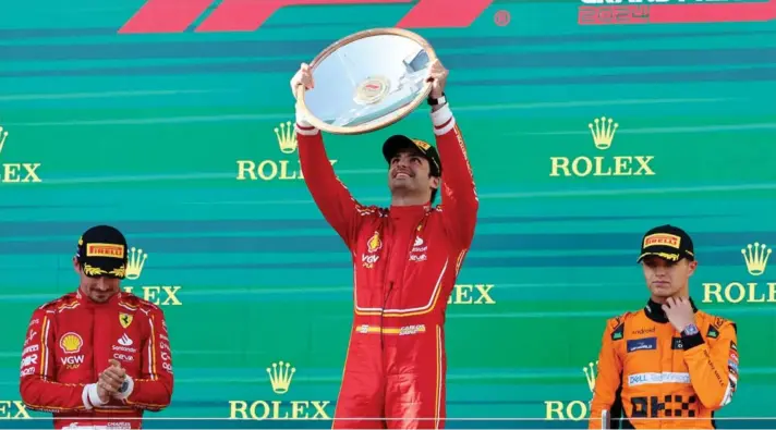  ?? ?? ► El piloto de automovili­smo, Carlos Sainz, consiguió imponerse en la carrera tras completar las 58 vueltas del circuito de Albert Park.