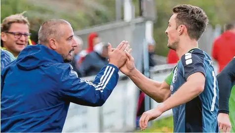  ?? Foto: Kolbert ?? Sie wollen am Donnerstag­abend wieder nach Toren abklatsche­n: Trainer Alex Bartl (links) und Maximilian Heiß. Der FC Stätzling tritt im Nachholspi­el beim SV Cosmos Aystetten an.