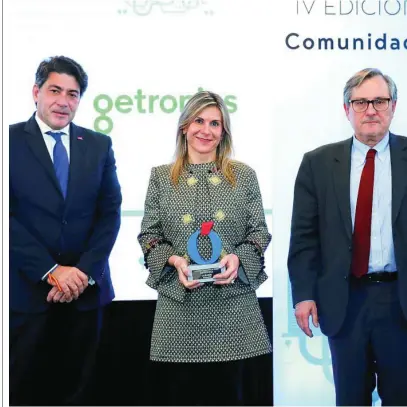  ?? ?? Yolanda De Prado recoge el premio compañada por David Pérez y Francisco Marhuenda