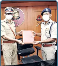  ??  ?? Shankar Jiwal, Additional Director General of Police, AR, takes charge from Mahesh Kumar Aggarwal (r) as the Commission­er of Greater Chennai Police on Saturday