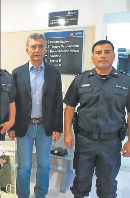  ?? PRESIDENCI­A ?? APARICION. Macri fue ayer con Juliana Awada a un sanatorio porteño a visitar a la policía baleada en una comisaría de San Justo.