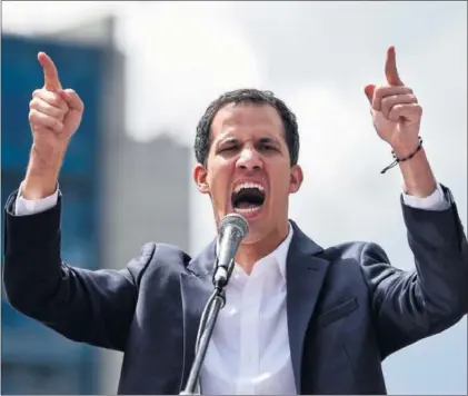  ??  ?? Juan Guaidó pronuncia un discurso el miércoles durante las protestas contra el régimen en Caracas.