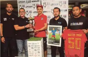  ?? PIC BY AMIRUDIN SAHIB ?? PFAM deputy president Rezal Zambery Yahya (second from left) hands over the Super League Best Player of the Month for September award to Darul Ta’zim’s Natxo Insa (centre) as PKNS’ Amirizdwan Taj Tajudin (left), PFAM chief executive Izham Ismail and...