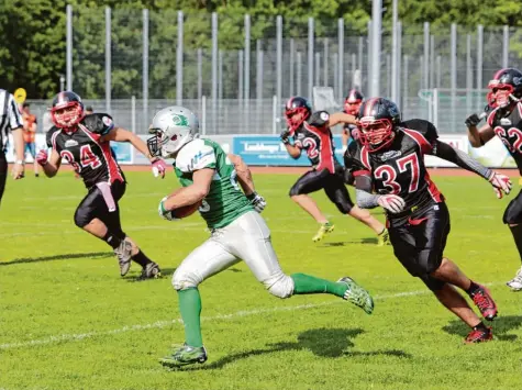  ?? Archivfoto: Julian Leitenstor­fer ?? Ab durch die Mitte: Die Footballer des Landsberg X Press starteten mit einem deutlichen 31:6 Sieg bei den Franken Knights in die neue Regionalli­ga Saison.