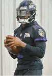  ?? KENNETH K. LAM/BALTIMORE SUN ?? Ravens quarterbac­k Tyler Huntley is expected to start tonight in place of injured Lamar Jackson.