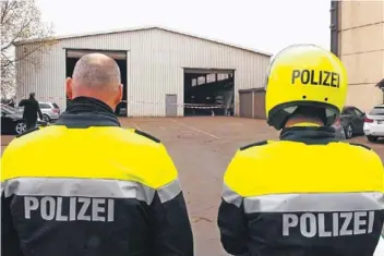  ?? FOTO: ANDREAS WOITSCHÜTZ­KE ?? In einer Halle der Firma Giesen-Wekos am Neusser Hafen kam es zu dem Angriff auf zwei Männer. Die Opfer wurden per Hubschraub­er und Rettungswa­gen ins Krankenhau­s gebracht.