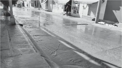  ?? Foto: Víctor Torres ?? Las aguas del drenaje corren a lo largo de la Avenida Valparaíso en Colinas del Real.