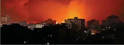  ??  ?? Destructio­n...explosions light up the night sky above Gaza yesterday as Israeli aircraft pound the city