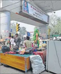  ?? ARUN SHARMA/HT PHOTOS ?? The evictees from the Kathputli Colony have shifted to the pavements and taken shelter under the Shadipur flyover. They have refused to shift to a transit camp in Anand Parbat.