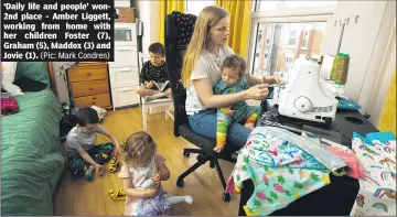  ?? (Pic: Mark Condren) ?? ‘Daily life and people’ won2nd place - Amber Liggett, working from home with her children Foster (7), Graham (5), Maddox (3) and Jovie (1).