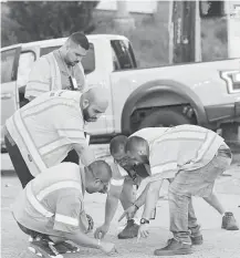  ?? Godofredo A. Vasquez / Houston Chronicle file ?? Drivers flip coins to determine who will get to tow two vehicles that were involved in a May crash. Free tows for stranded vehicles are poised to return to Houston-area freeways.