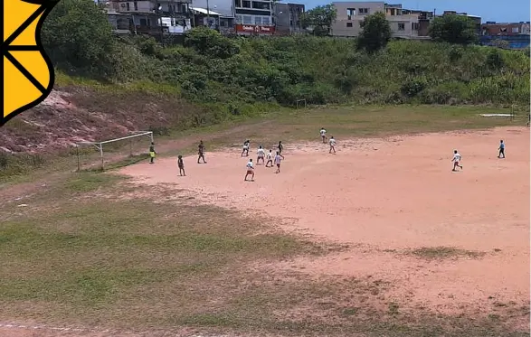  ??  ?? O campo da Vila Canária atualmente é assim, de terra batida com grama nas pontas