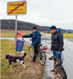  ?? Foto: Uwe Bolten ?? Gerhard Reißer (links) und Daniel Rotter nutzen die am Ortsrand von Schwabegg in Eigeniniti­ative geschaffen­e Hundetoile­tte an der Angerstraß­e.