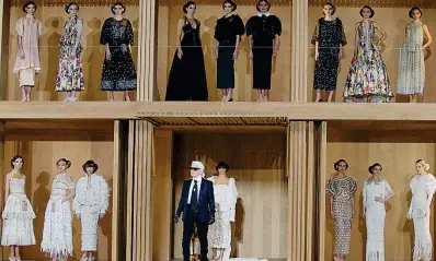  ??  ?? Chanel Il quadro finale di Chanel: una grande casa di legno con le modelle e lo stilista, Karl Lagerfeld