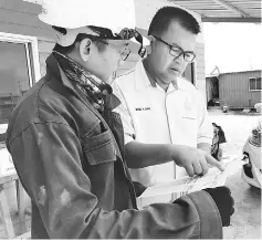  ??  ?? Zainal being briefed on the RM40 million Labuan Fire and Rescue Department headquarte­rs project.