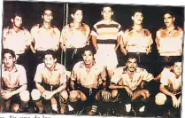  ??  ?? El Barcelona de 1951. La plantilla. Arriba: Galo Solís (i), Manuel Valle, Carlos Sánchez, el autor de esta columna, Jorge Delgado; Juan Benites y Heráclides Marín. Abajo: Jorge Rodríguez (i), Enrique Cantos, Sigifredo Chuchuca, José Vargas y Guido...