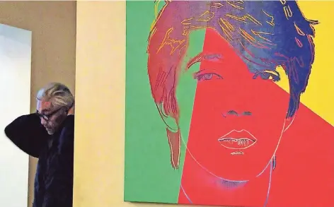  ??  ?? Der grau gewordene Ryuichi Sakamoto (66) in New York vor dem Warhol-Porträt seines jüngeren Ichs.