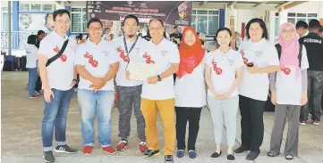  ??  ?? Dr Lorend (fourth left) with his small group of volunteers at the end of the 5th SOHAP at Unimas Campus, Kota Samarahan.