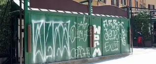  ??  ?? Tag e degrado Una baracchina di piazza Aldrovandi piena di scritte, solo la superficie dei problemi della zona