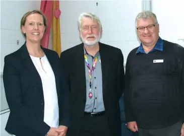  ??  ?? Left: West Gippsland Libraries chief executive officer Leanne Williams (left) thanks outgoing chairperso­n Cr Geoff Ellis (centre) for his time and dedication over the the past three years and welcomes Cr Keith Cook as newly elected chairperso­n.