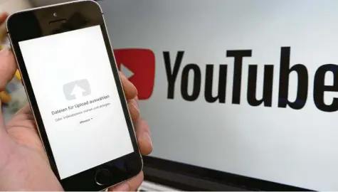  ??  ?? Vor allem die Video-Plattform Youtube fürchtet um ihr Geschäftsm­odell, wenn Filme und Filmchen nicht mehr so einfach über das Upload-Fenster auf dem Smartphone ins Internet hochgelade­n werden können wie bisher.