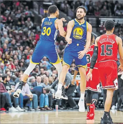  ?? FOTO: AP ?? Klay celebra un triple con Curry. Los Splash Brothers se tomaron el relevo en el récord de triples en un partido de la NBA