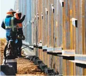  ?? LUIS TORRES ARCHIVO EFE ?? Obreros de la constructo­ra Ultimate Concrete trabajan a marchas forzadas para terminar el muro.