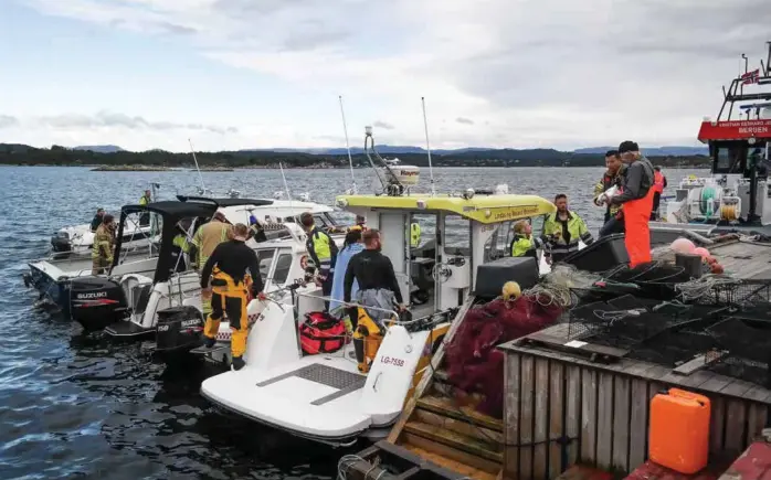  ??  ?? REDNINGSAK­SJON: Redningshe­likopter, brannbåter, redningssk­øyter og luftambula­nsen deltok i leteaksjon­en.