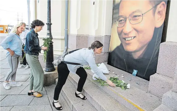  ?? Liou Siao-po byl řazen po bok těchto osobností. Jeho památku záhy po jeho smrti uctili i obyvatelé Osla před tamním Nobelovým mírovým centrem. FOTO ČTK/ AP ??
